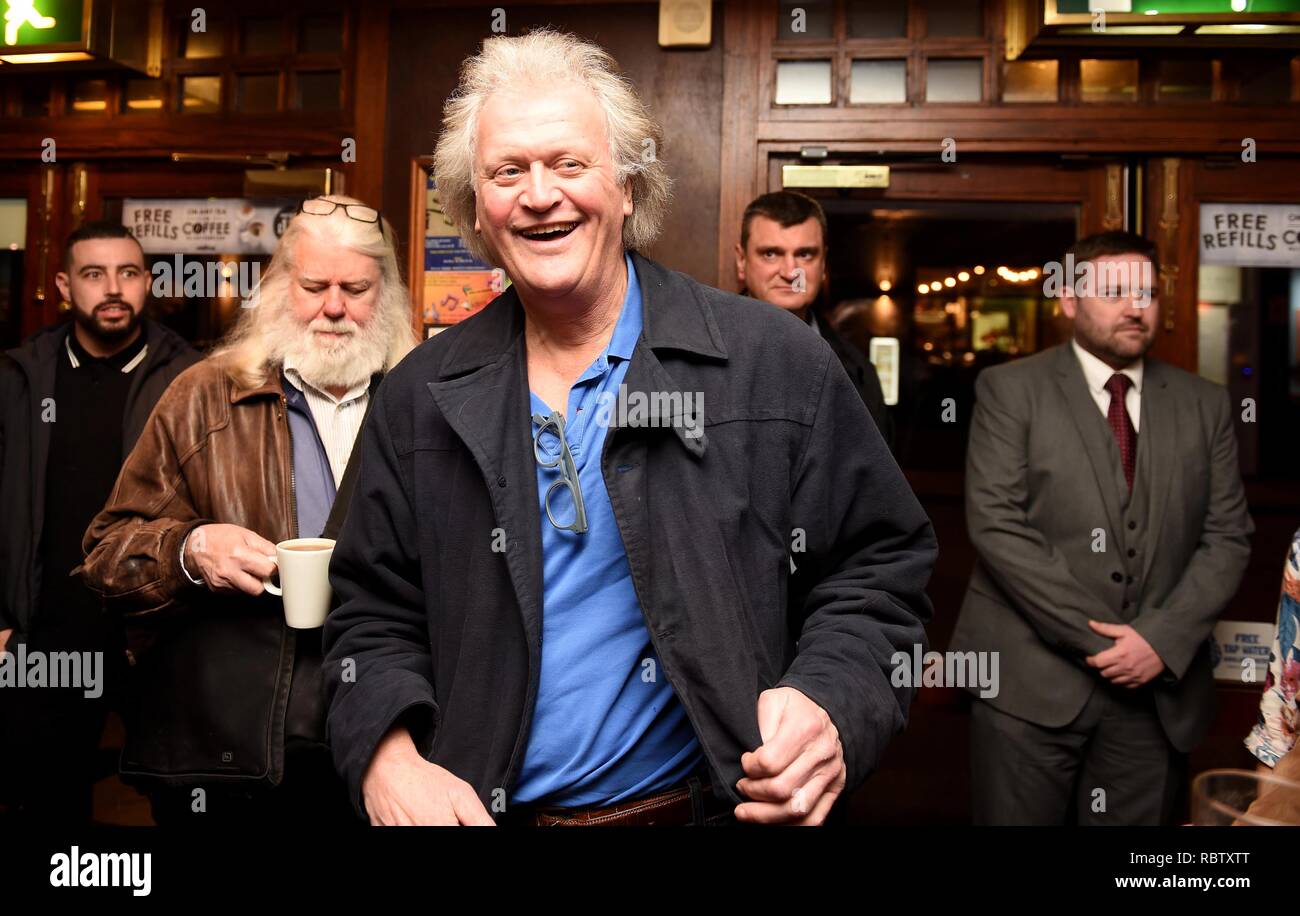 Tim Martin, fondateur de la chaîne pub Wetherspoon, visite le Swan pub à Weymouth au cours de sa tournée nationale de son Wetherspoon's pubs de parler d'un Brexit : pas d'accord de crédit Finnbarr Webster/Alamy Live News Banque D'Images