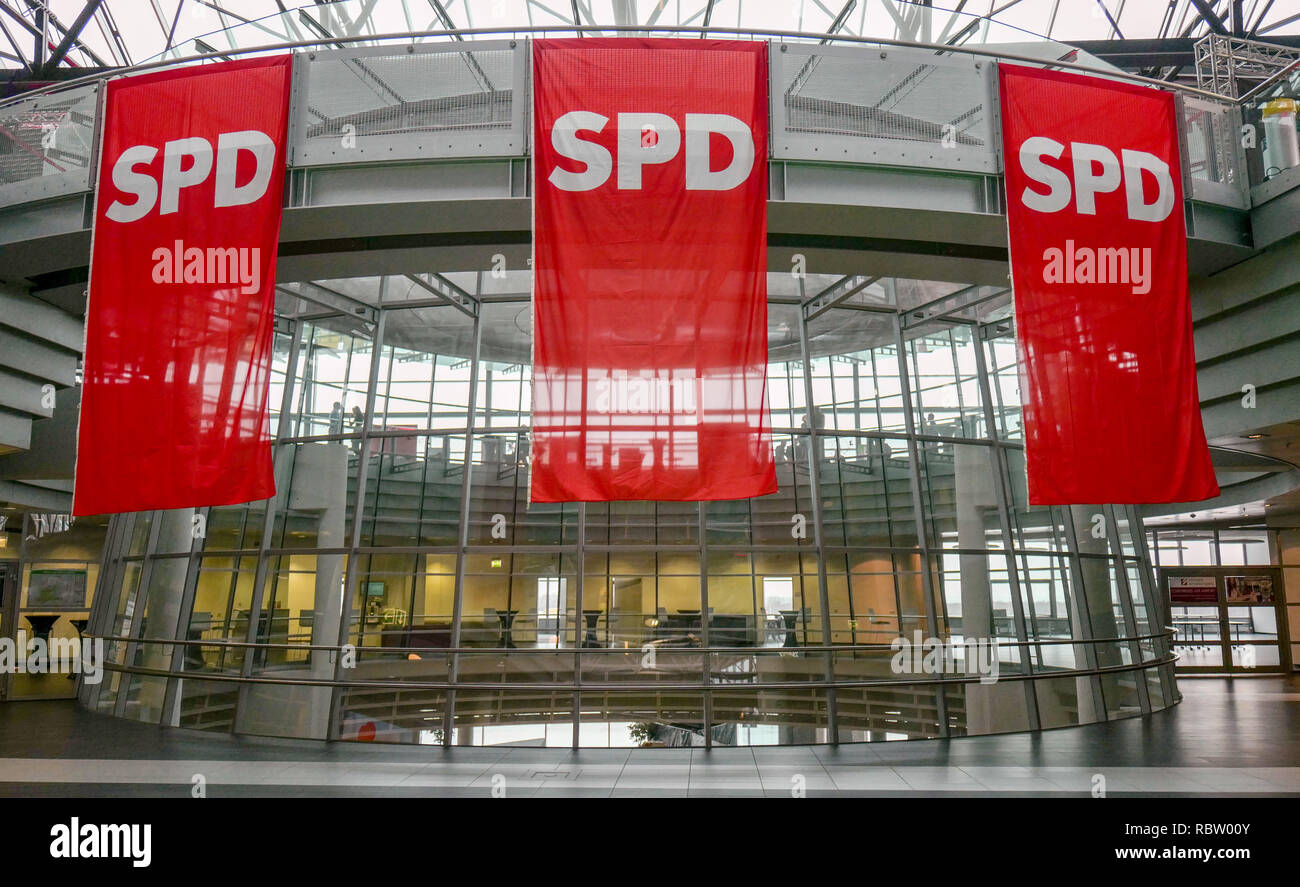 Dresde, Allemagne. Jan 12, 2019. Drapeaux avec le logo du SPD à l'aéroport de Dresde pour accrocher l'État partie de la partie conférence. Le congrès du parti se concentrera sur l'élection du meilleur candidat pour l'élections de l'état. Crédit : Peter Endig/dpa-Zentralbild/dpa/Alamy Live News Banque D'Images