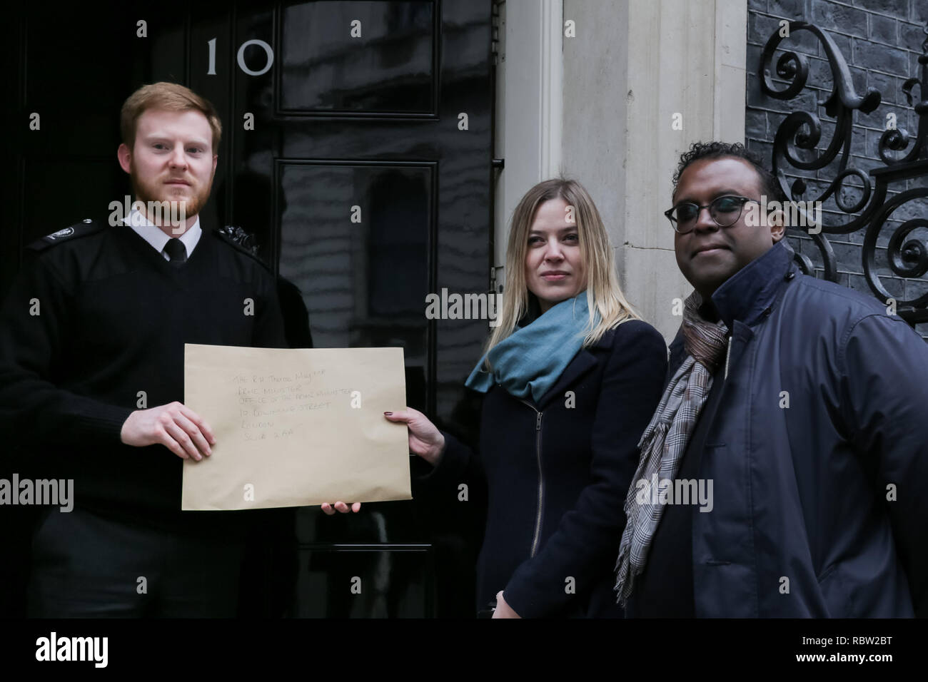 Sammy Andrews et Cliff Fluet livrer une pétition au Premier Ministre, Theresa mai au 10 Downing Street. L'industrie musicale britannique s'unissent pour appeler à une alternative au Brexit. Les leaders de l'industrie de la musique, et les organismes commerciaux, Emmy, Grammy et Brit primé Oscar artistes rencontrent à Westminster à part la musique4EU pétition en Street‬ Downing, Downing Street, London, UK Crédit : Amanda rose/Alamy Live News Banque D'Images