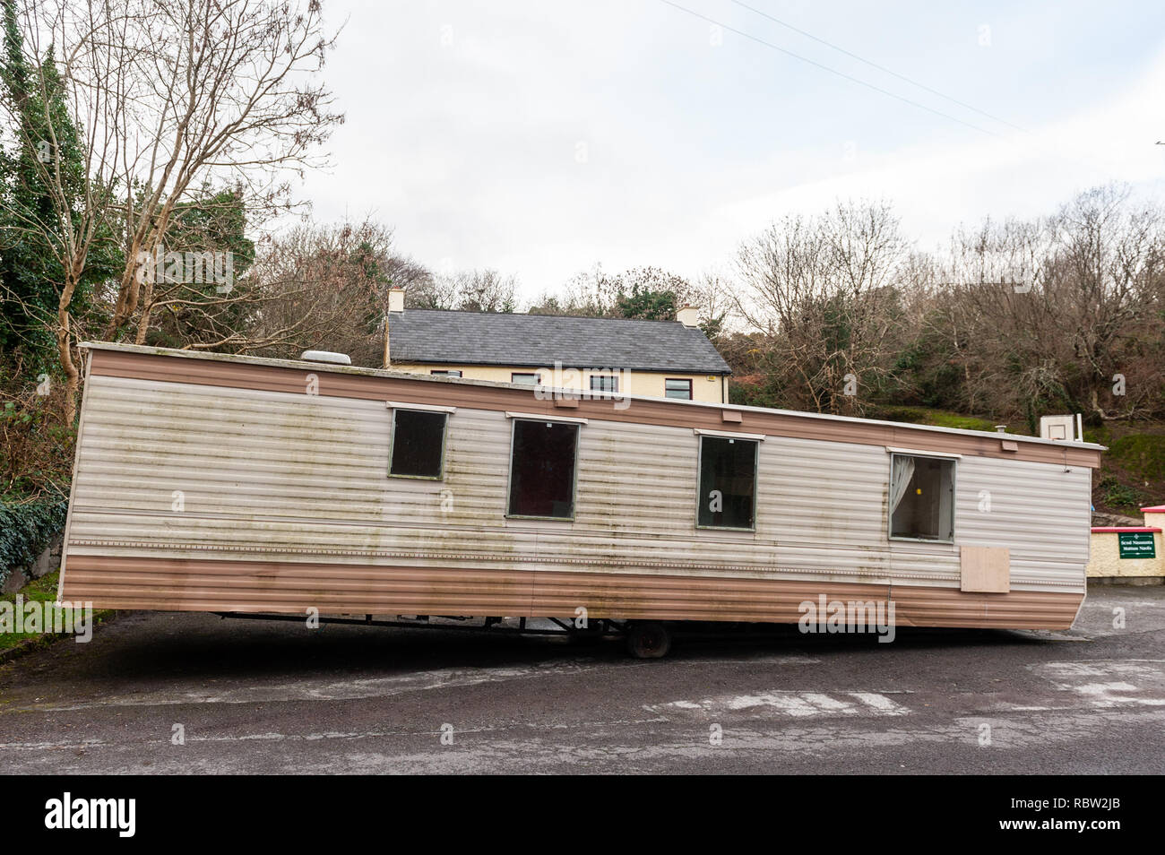 Ballydehob, West Cork, Irlande. Jan 12, 2019. Une vieille maison délabrée mobile semble avoir été sous-évaluées à l'extérieur de Saint Matthias École nationale de Ballydehob aujourd'hui. Les sections locales disent qu'ils l'ont vu là tôt ce matin avec aucune idée de qui la possède. Il n'est pas encore établi qui peut disposer d'elle. Credit : Andy Gibson/Alamy Live News. Banque D'Images