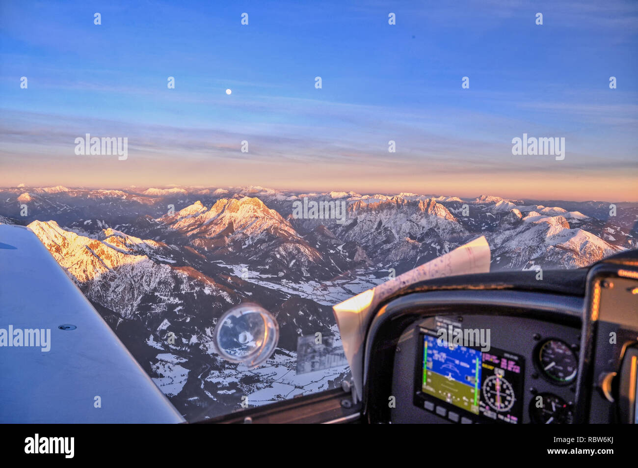 Light Sport Aircraft volant au-dessus des sommets alpins en Autriche, au coucher du soleil, volant au-dessus des Alpes, voyage et paysage concept, le tourisme d'hiver en Europe Banque D'Images