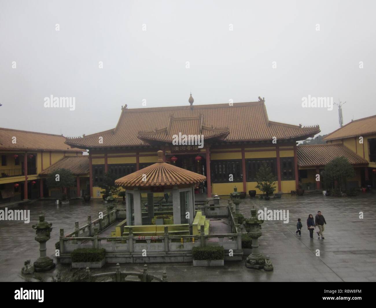 Une vue de loin de la galerie des quatre rois célestes, Shangdi - Beijing Temple Chan. Banque D'Images