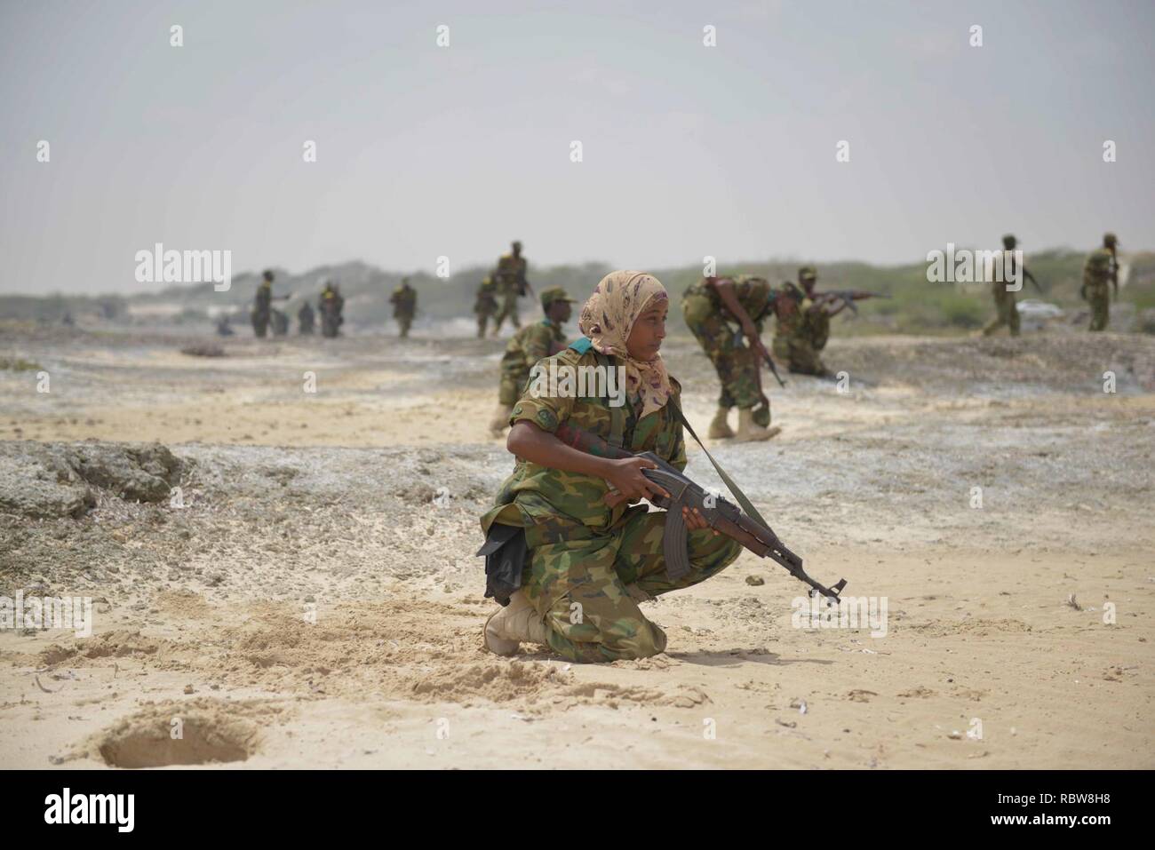 Une femme soldat appartenant à l'armée nationale somalienne prend part à une démonstration de formation à Jazeera Camp à Mogadiscio, en Somalie, le 8 février. La SNA a participé à une démonstration de tir réel aujourd'hui, l'aboutissement de six mois de la formation donnée aux soldats par la Mission de l'Union africaine en Somalie. Banque D'Images