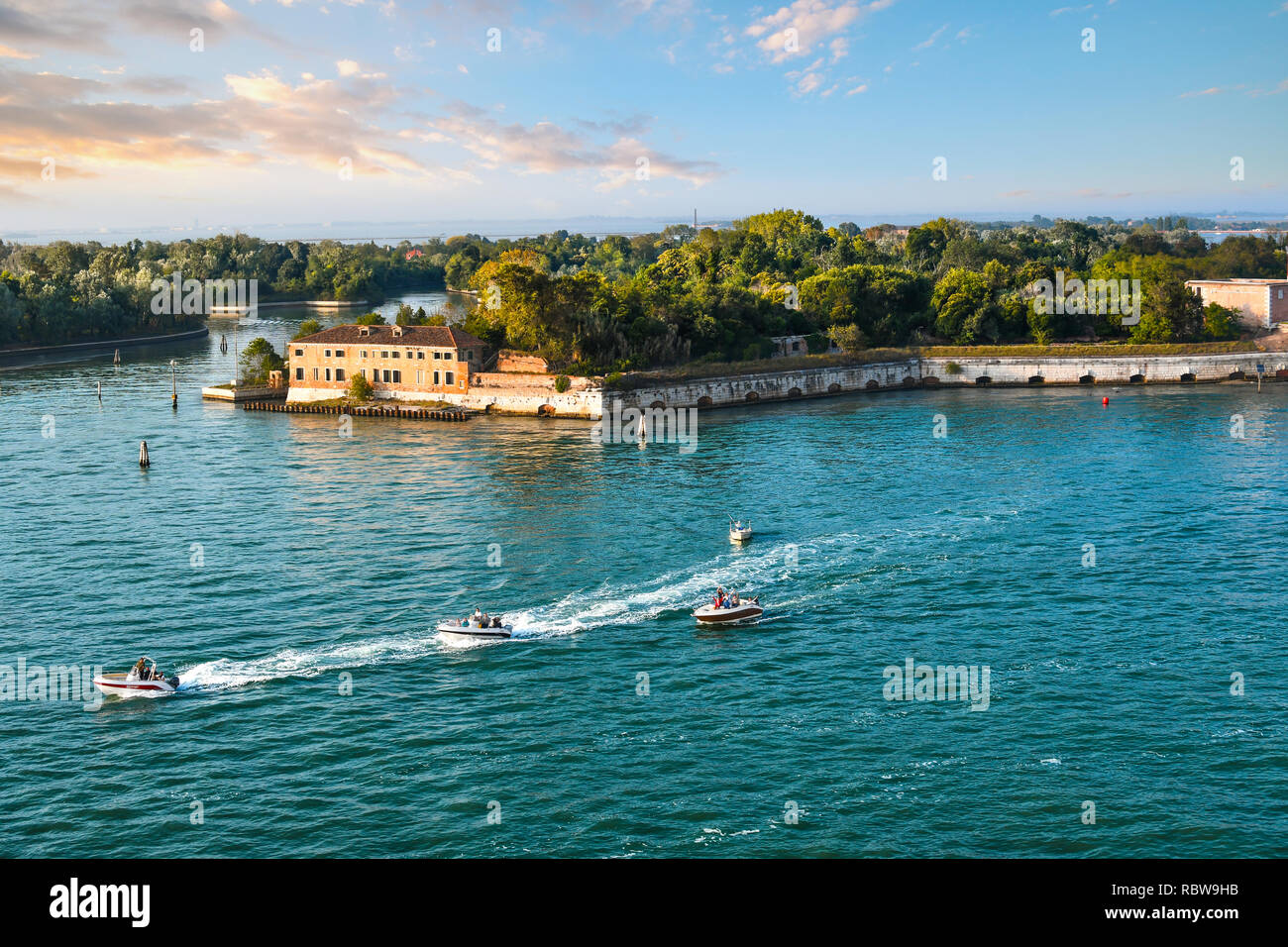 Un groupe de petits bateaux à moteur l'une des dernières croisières îles éloignées près de Poveglia, dans les eaux au large de Venise, Italie. Banque D'Images