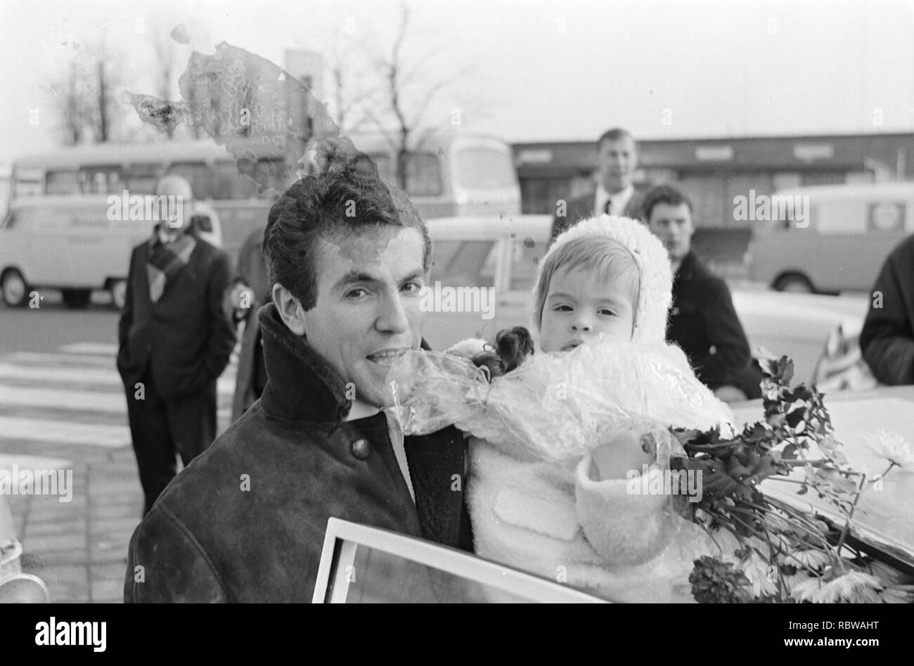 Aankomst op Ajax Schiphol, Bennie Muller werd zijn op Schiph begroet Bestanddeelnr dochte porte, 919-8854. Banque D'Images