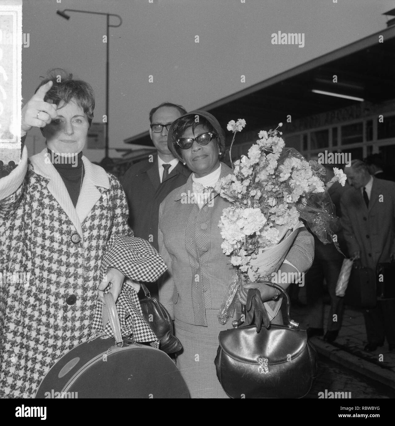 Ella Fitzgerald en Aankomst op Oscar Peterson de Schiphol. Ella Fitzgerald a rencontré bloe, Bestanddeelnr 916-3488. Banque D'Images