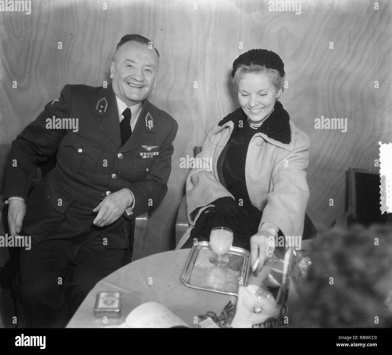 Aankomst filmster Ann Todd en haar echtgenoot filmregisseur op David Lean, Bestanddeelnr Schiph 905-4610. Banque D'Images