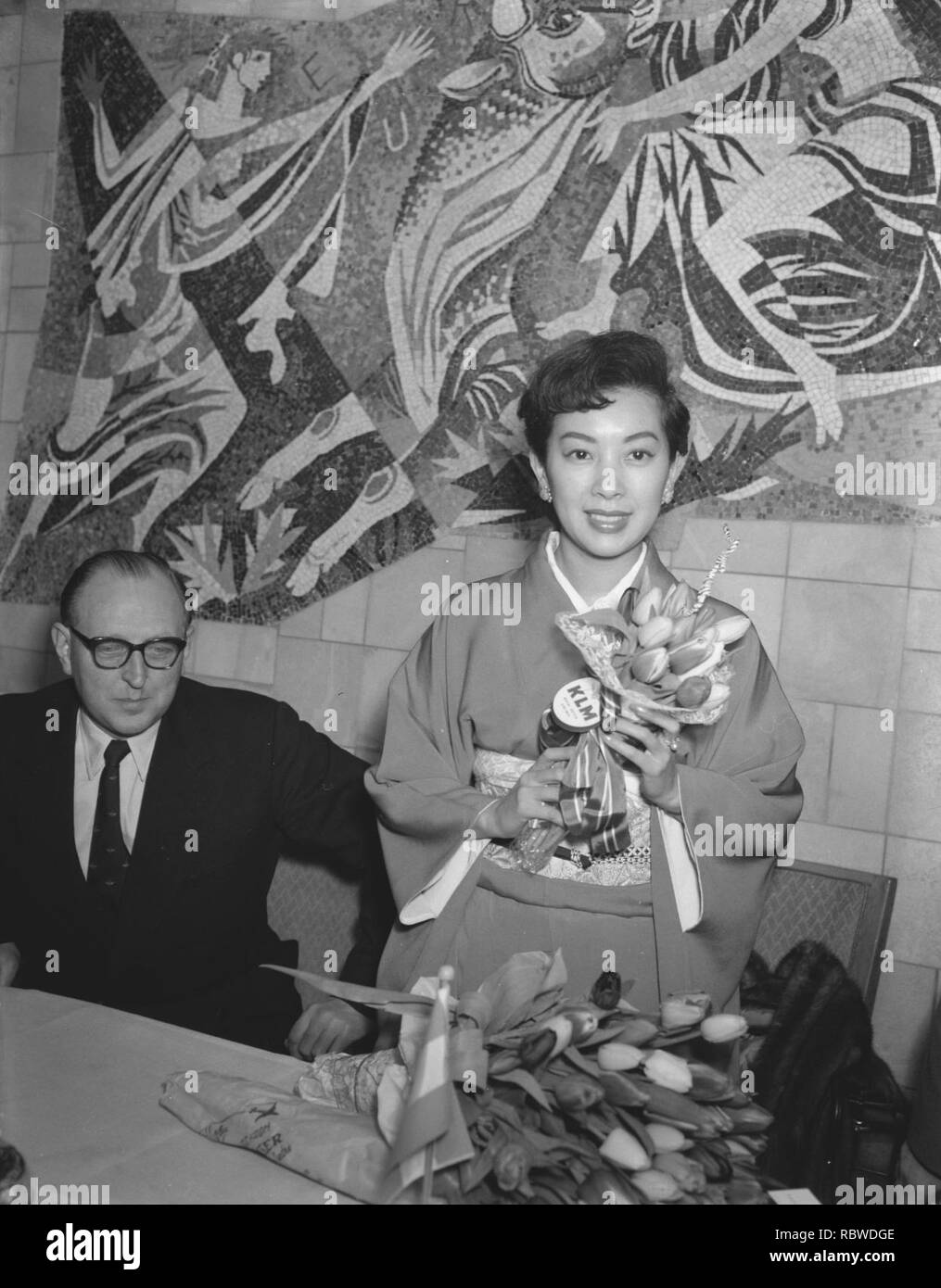 Aankomst filmster Miiko Japonais Taka (bekend van film Sayonara) op Schiphol, Bestanddeelnr 909-3961. Banque D'Images