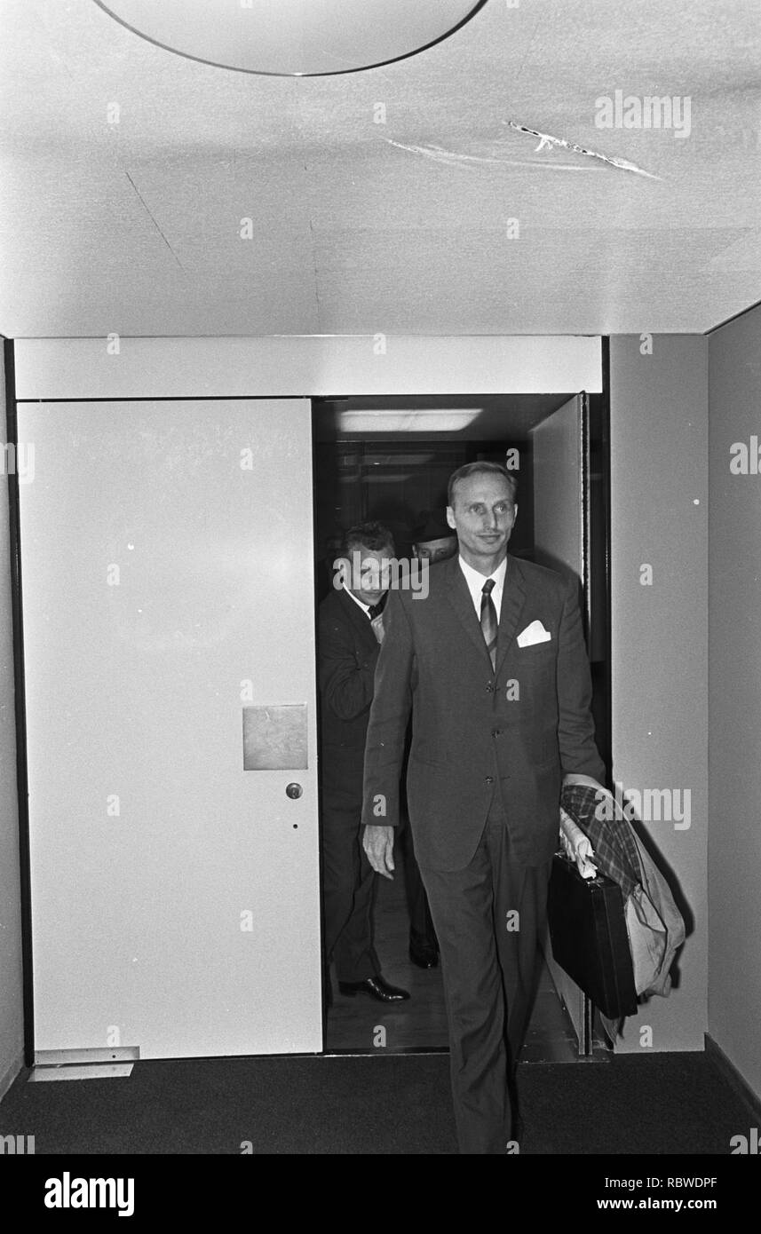 Aankomst KLM vertegenwoordiger H. A. van Dijck uit Guinée op de Schiphol. Le DHR. H. Une Bestanddeelnr, 920-7501. Banque D'Images