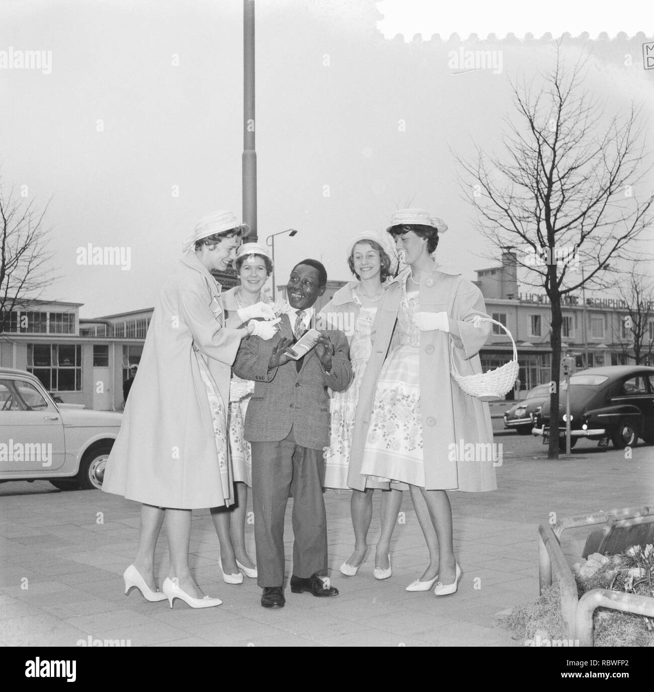 Aankomst op medewerkenden Schiphol Holiday on Ice . Tjoklat Bestanddeelnr met de Haarlemse, 912-2104. Banque D'Images