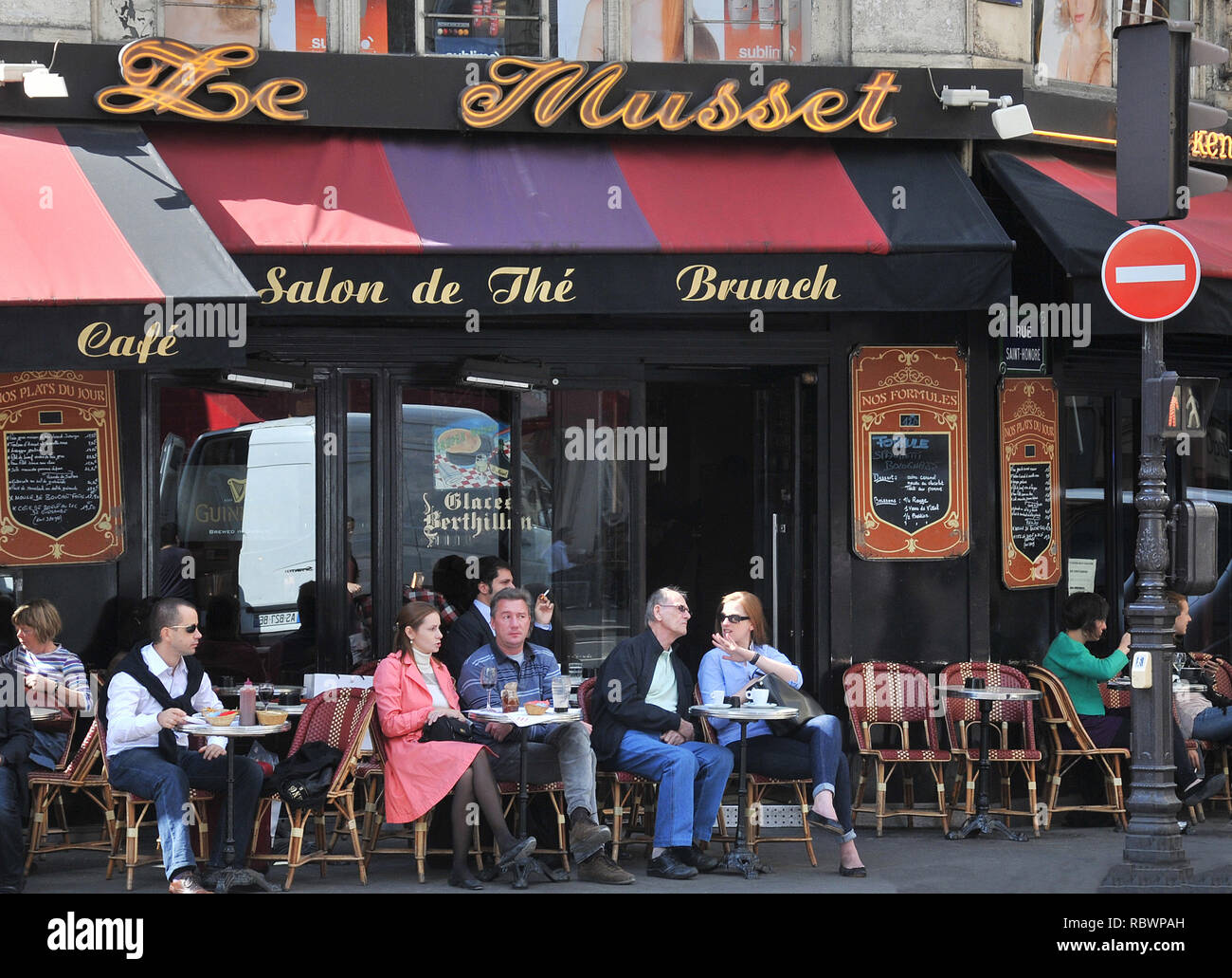Le Musset café bar , rue de l'Echelle, Paris, France Banque D'Images