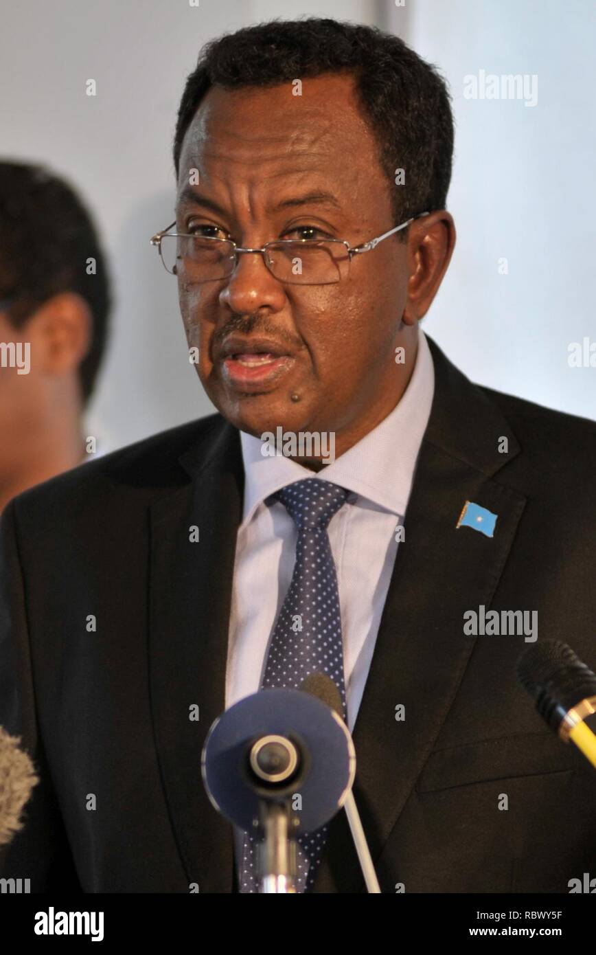 La Somalie, le premier ministre Abdi Farah Shirdon Saaid, adresse à l'auditoire lors de la conférence de New Deal à Mogadishu, Somalie, le 14 mai. Les membres du Dialogue international sur la consolidation de la paix et de renforcement de l'État, composé des pays du G7 + Groupe des 19 les états fragiles et touchés par un conflit, les partenaires au développement, et les organisations internationales, se sont réunis aujourd'hui à Mogadiscio, en Somalie, pour le Nouveau pacte conférence. Le New Deal pour l'engagement dans les États fragiles (le 'New Deal') est un ensemble de principes énoncés par le groupe, qui portent principalement sur la consolidation et le renforcement des initiatives dans l'conflic Banque D'Images