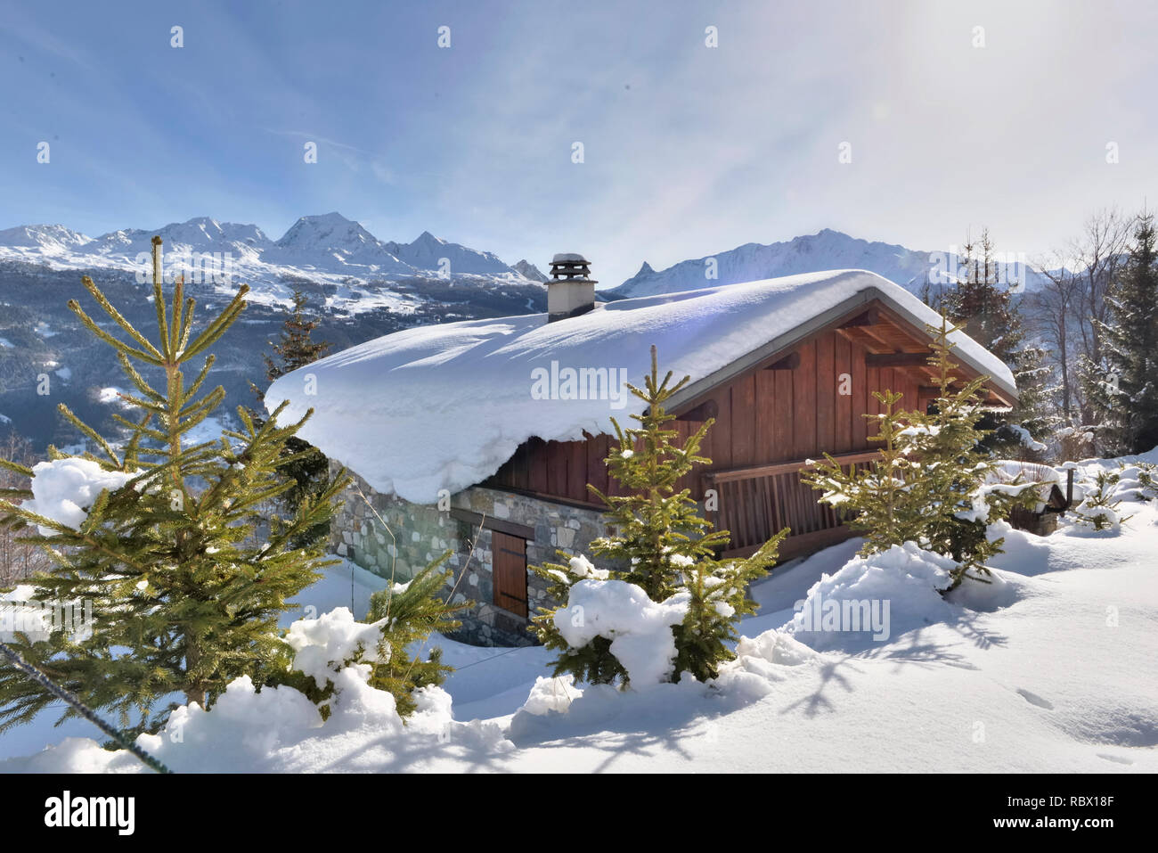 Chalet alpin français traditionnel recouvert de neige en montagne Banque D'Images