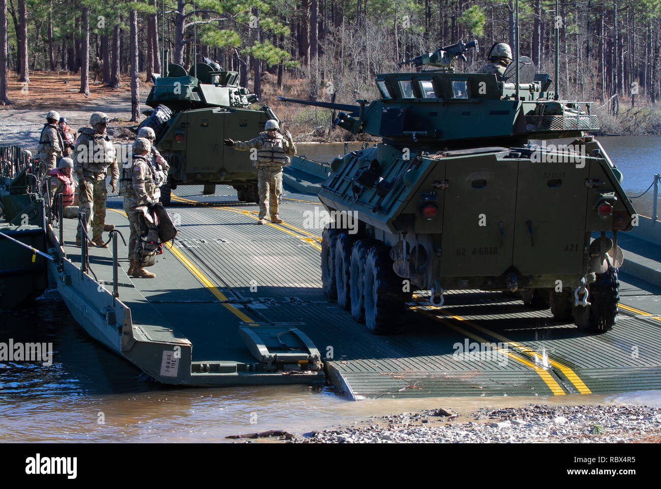 Avec l'aide de la 502e Compagnie du pont multirôle, 19e bataillon du génie, les parachutistes de la 1ère Brigade Combat Team, 82e Division aéroportée ont été en mesure de réussir un fossé humide traversée à MacArthur's Lake, Fort Bragg, N.C., le 9 janvier 2019. Le fossé humide a permis de passage de véhicules de soutien militaire à la puissance de combat, le déplacement de l'avant. (U.S. Photo de l'armée par le Sgt. Gin-Sophie De Bellotte) Banque D'Images