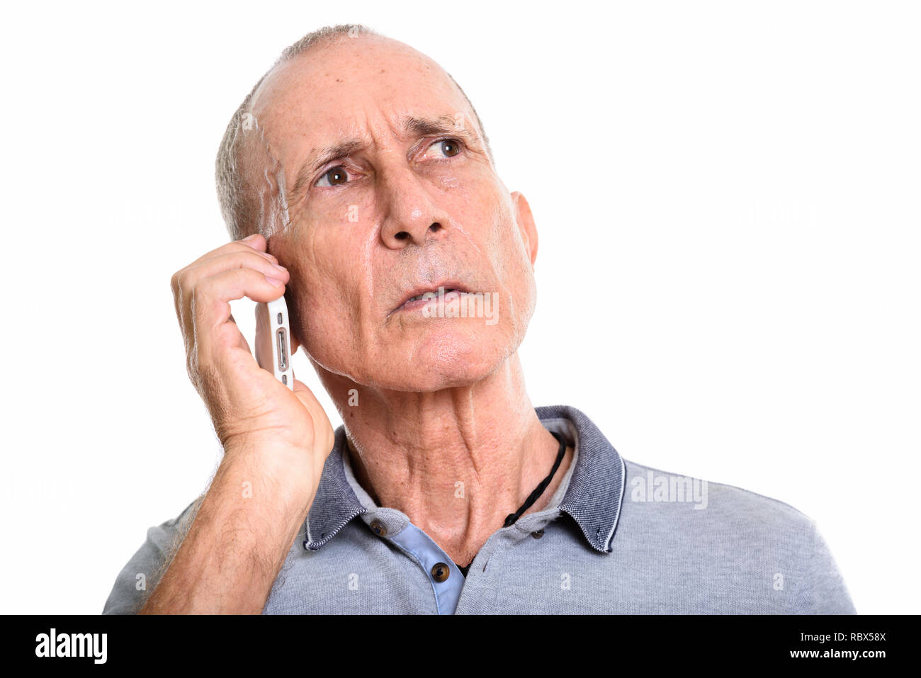 Close up of senior man talking on mobile phone en pensant Banque D'Images