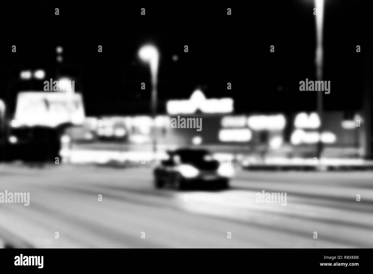 Vue de la ville de nuit dans le flou. Trafic Vitesse ville photo floue. La vie de la rue image flou d'. Vue sur la rue à la circulation et de l'image flou artistique des voitures. Dans big city Road Banque D'Images