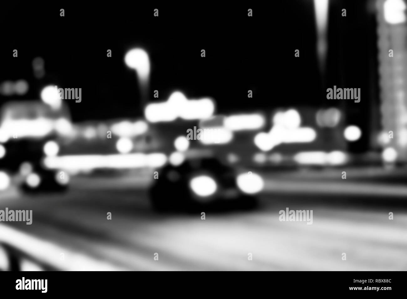 Vue de la ville de nuit dans le flou. Trafic Vitesse ville photo floue. La vie de la rue image flou d'. Vue sur la rue à la circulation et de l'image flou artistique des voitures. Dans big city Road Banque D'Images