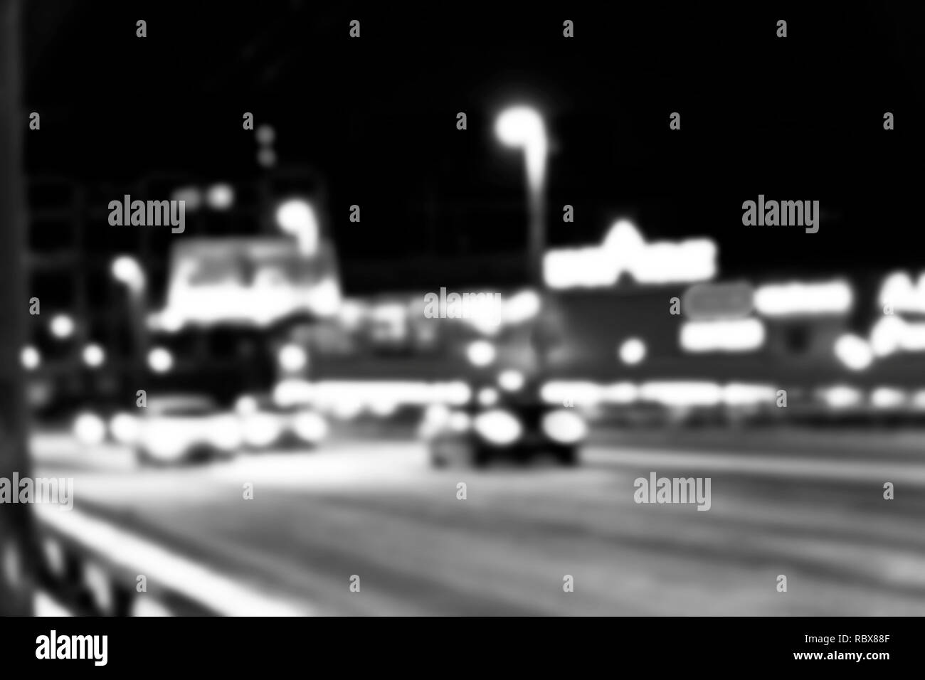 Vue de la ville de nuit dans le flou. Trafic Vitesse ville photo floue. La vie de la rue image flou d'. Vue sur la rue à la circulation et de l'image flou artistique des voitures. Dans big city Road Banque D'Images