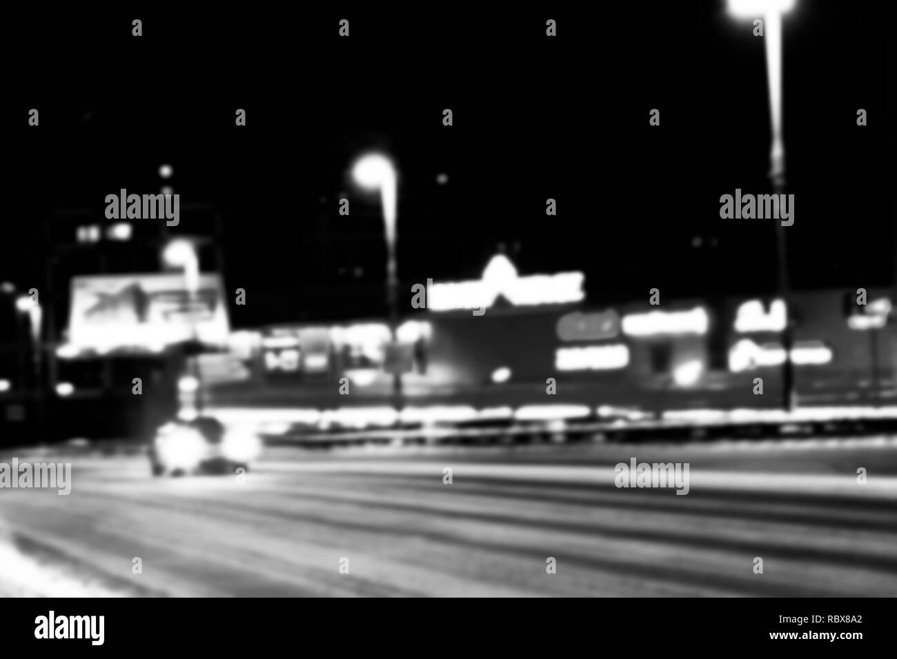 Vue de la ville de nuit dans le flou. Feux de circulation vitesse ville photo floue. La vie de la rue image flou d'. Rue avec des voitures et de la circulation de l'image flou artistique. En route big ci Banque D'Images