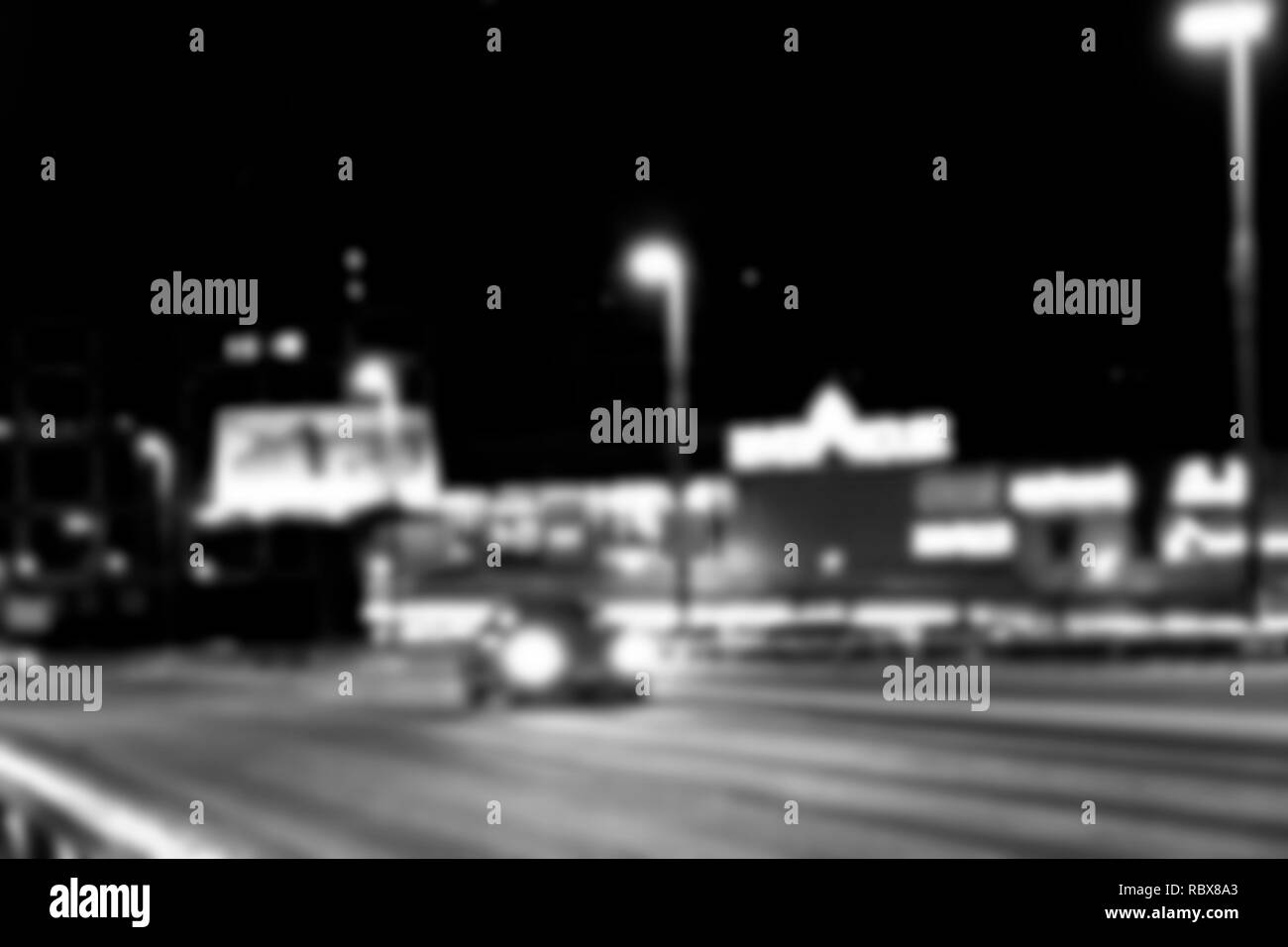 Vue de la ville de nuit dans le flou. Feux de circulation vitesse ville photo floue. La vie de la rue image flou d'. Rue avec des voitures et de la circulation de l'image flou artistique. En route big ci Banque D'Images