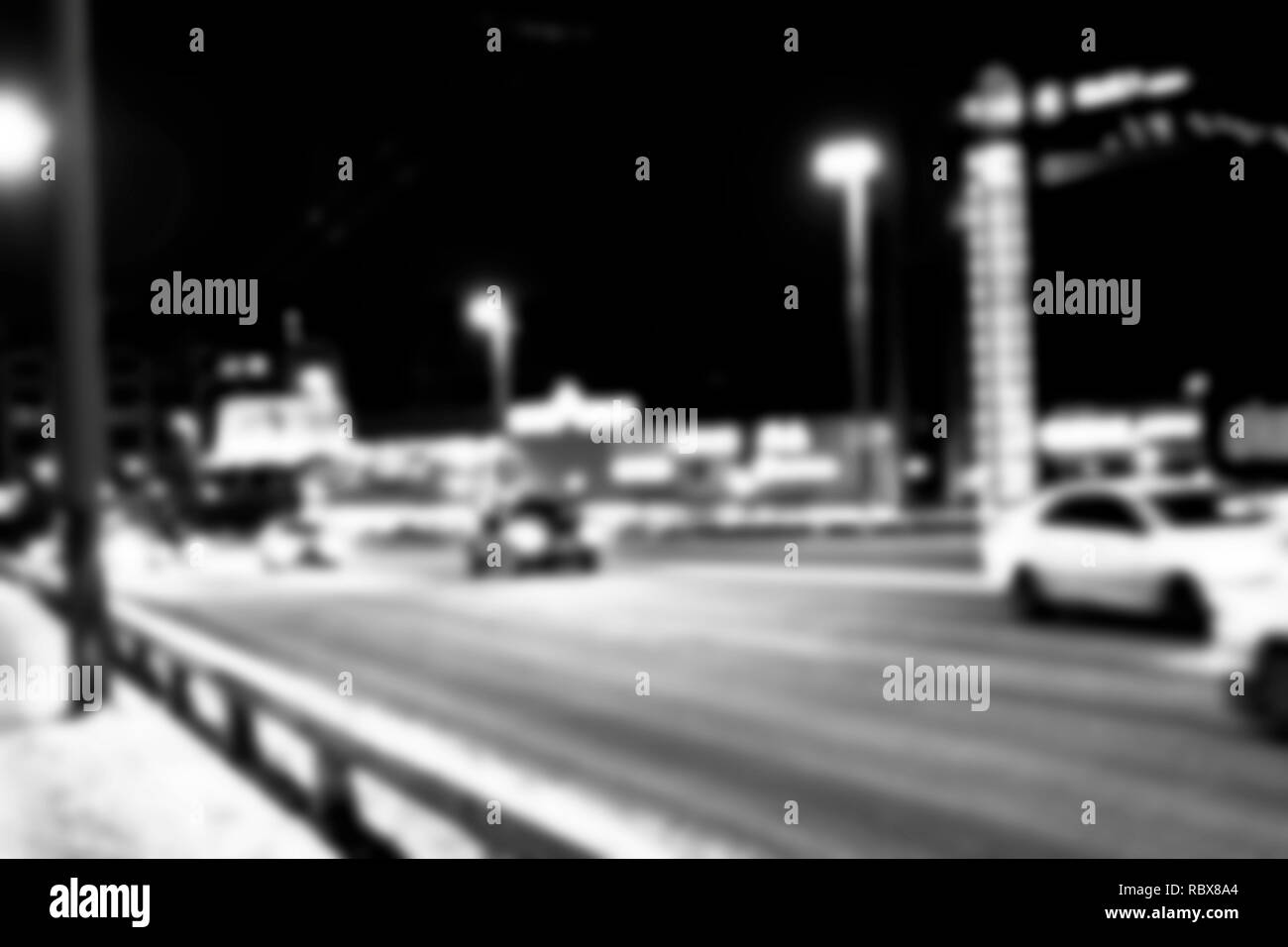 Vue de la ville de nuit dans le flou. Feux de circulation vitesse ville photo floue. La vie de la rue image flou d'. Rue avec des voitures et de la circulation de l'image flou artistique. En route big ci Banque D'Images