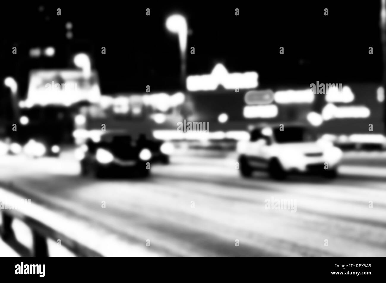 Vue de la ville de nuit dans le flou. Feux de circulation vitesse ville photo floue. La vie de la rue image flou d'. Rue avec des voitures et de la circulation de l'image flou artistique. En route big ci Banque D'Images