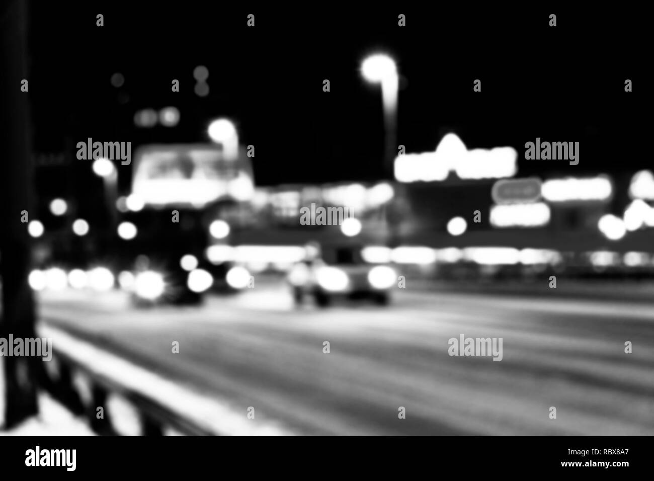 Vue de la ville de nuit dans le flou. Feux de circulation vitesse ville photo floue. La vie de la rue image flou d'. Rue avec des voitures et de la circulation de l'image flou artistique. En route big ci Banque D'Images