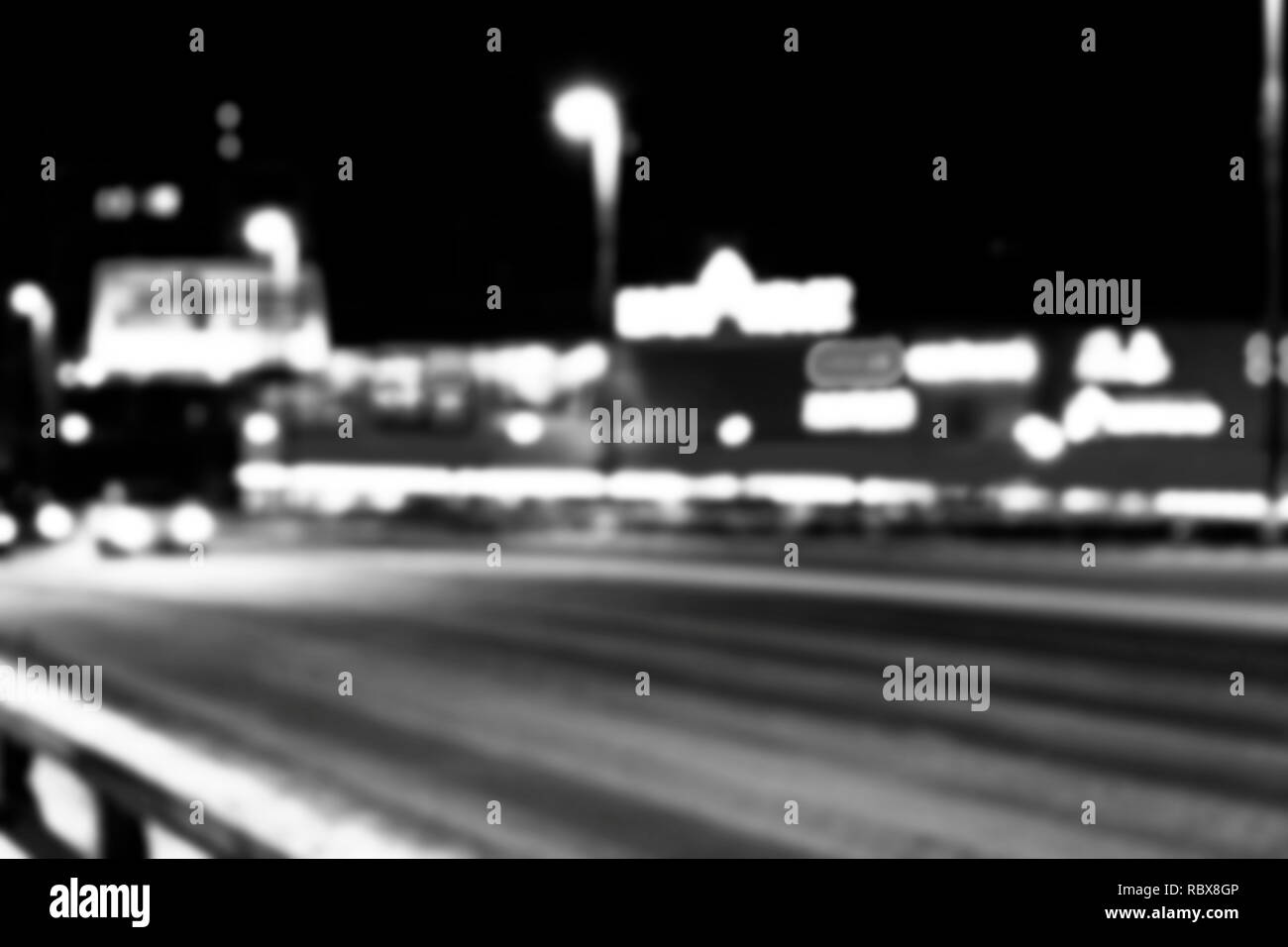 Vue de la ville de nuit dans le flou. Feux de circulation vitesse ville photo floue. La vie de la rue image flou d'. Rue avec des voitures et de la circulation de l'image flou artistique. En route big ci Banque D'Images