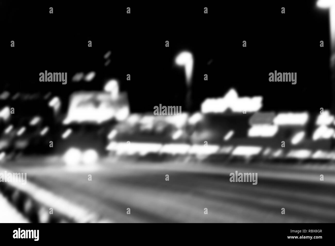 Vue de la ville de nuit dans le flou. Feux de circulation vitesse ville photo floue. La vie de la rue image flou d'. Rue avec des voitures et de la circulation de l'image flou artistique. En route big ci Banque D'Images