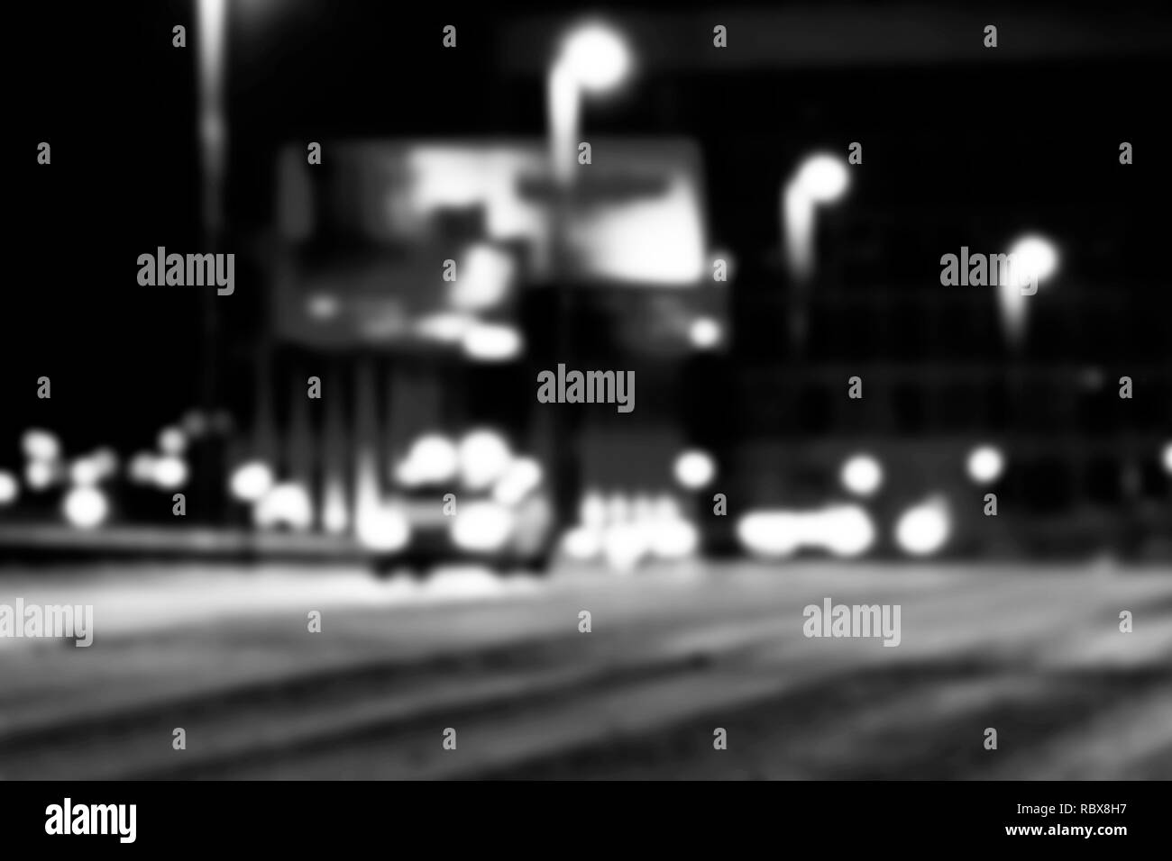 Vue de la ville de nuit dans le flou. Feux de circulation vitesse ville photo floue. La vie de la rue image flou d'. Rue avec des voitures et de la circulation de l'image flou artistique. En route big ci Banque D'Images