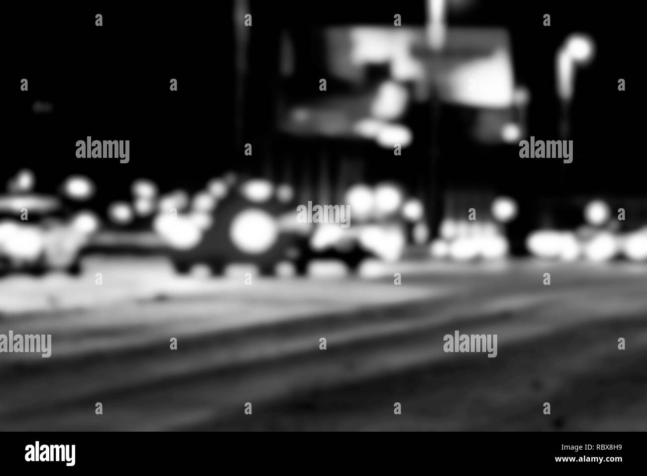 Vue de la ville de nuit dans le flou. Feux de circulation vitesse ville photo floue. La vie de la rue image flou d'. Rue avec des voitures et de la circulation de l'image flou artistique. En route big ci Banque D'Images