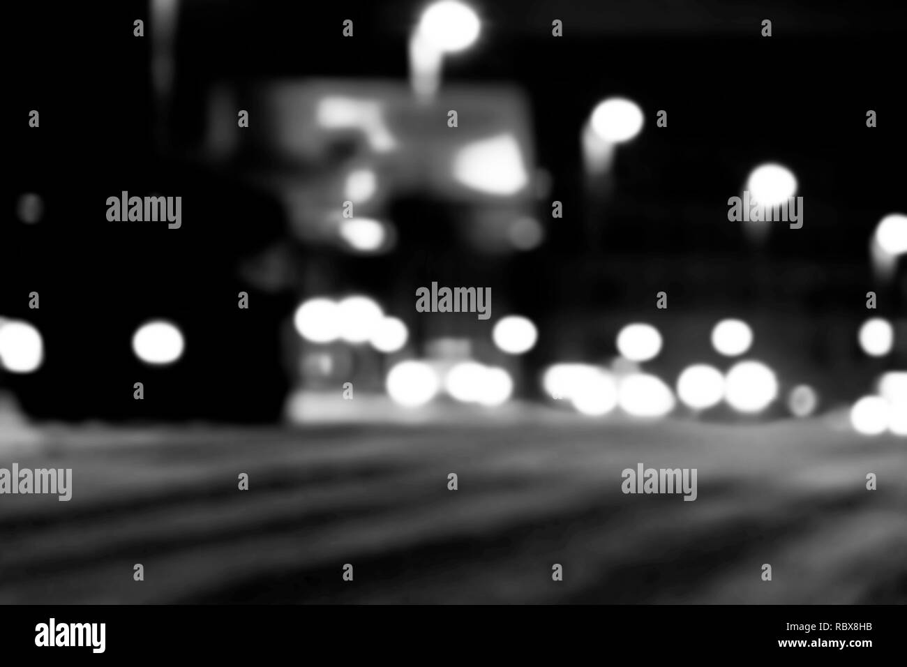 Vue de la ville de nuit dans le flou. Feux de circulation vitesse ville photo floue. La vie de la rue image flou d'. Rue avec des voitures et de la circulation de l'image flou artistique. En route big ci Banque D'Images