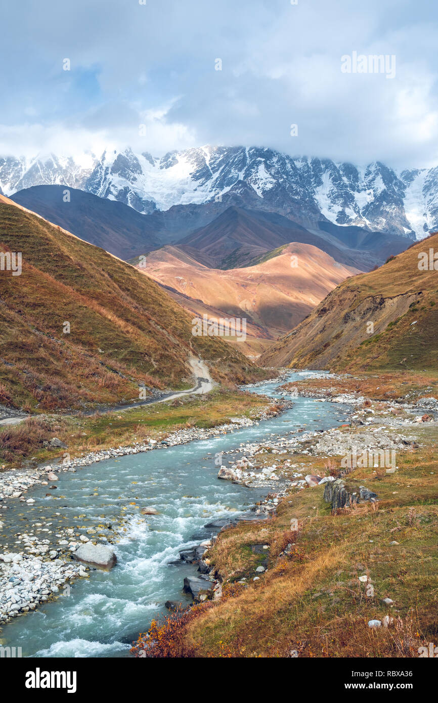 La vallée de la rivière Enguri en automne. Le plus haut sommet de la Géorgie est Shkhara. La crête caucasienne Principale, Zemo Svaneti. Banque D'Images