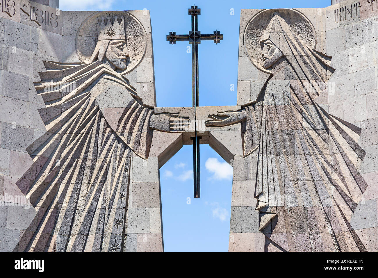 Reliefs sur la porte monumentale de la cathédrale d'Etchmiadzine, en Arménie, Vagharshapat Banque D'Images