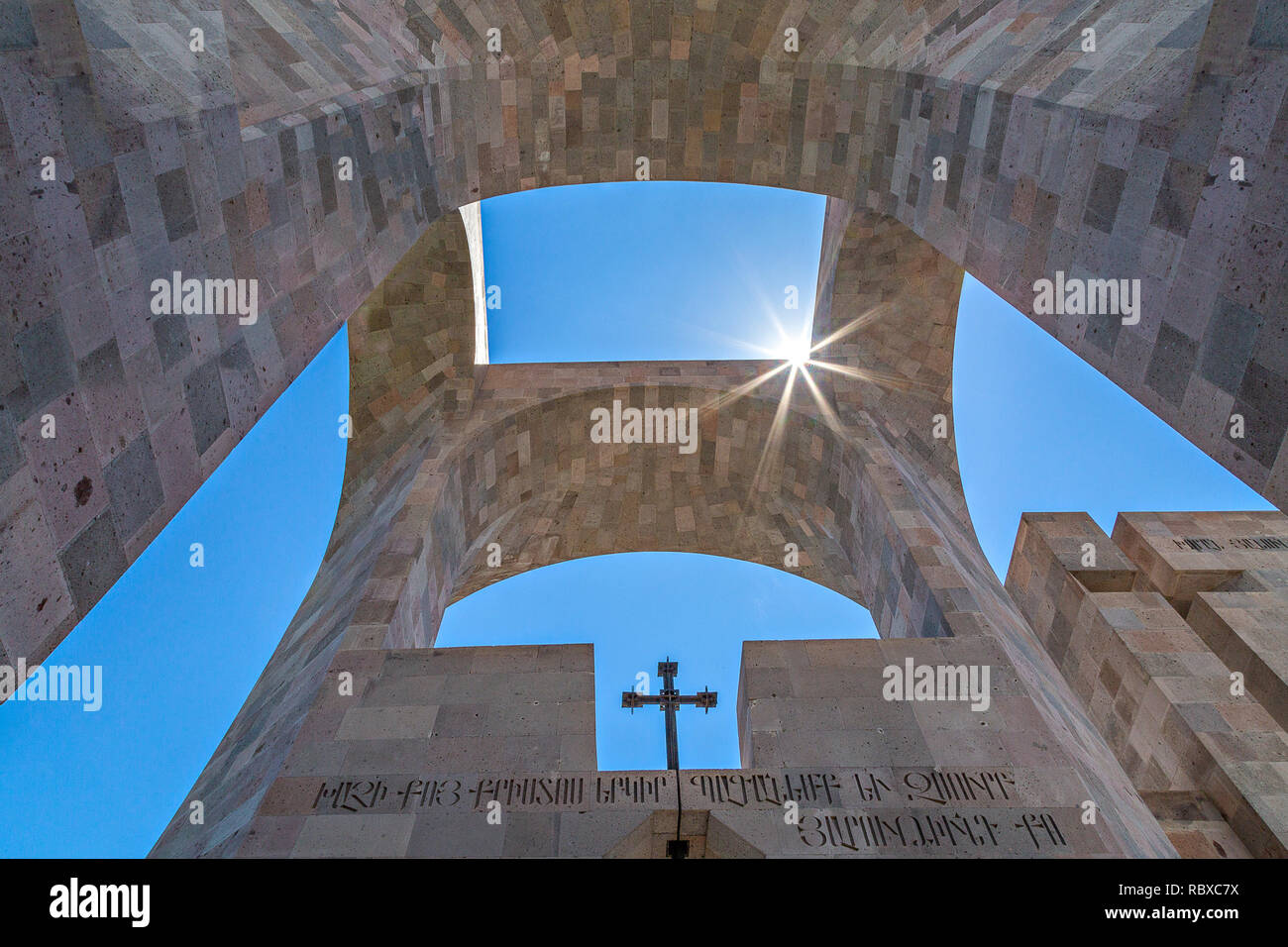 Porte monumentale de la cathédrale d'Etchmiadzine, en Arménie, Vagharshapat Banque D'Images