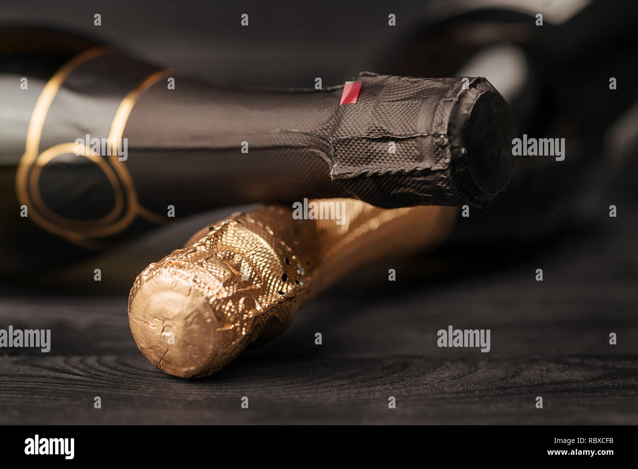 Deux bouteilles de champagne sur table en bois noir. Selective focus Banque D'Images