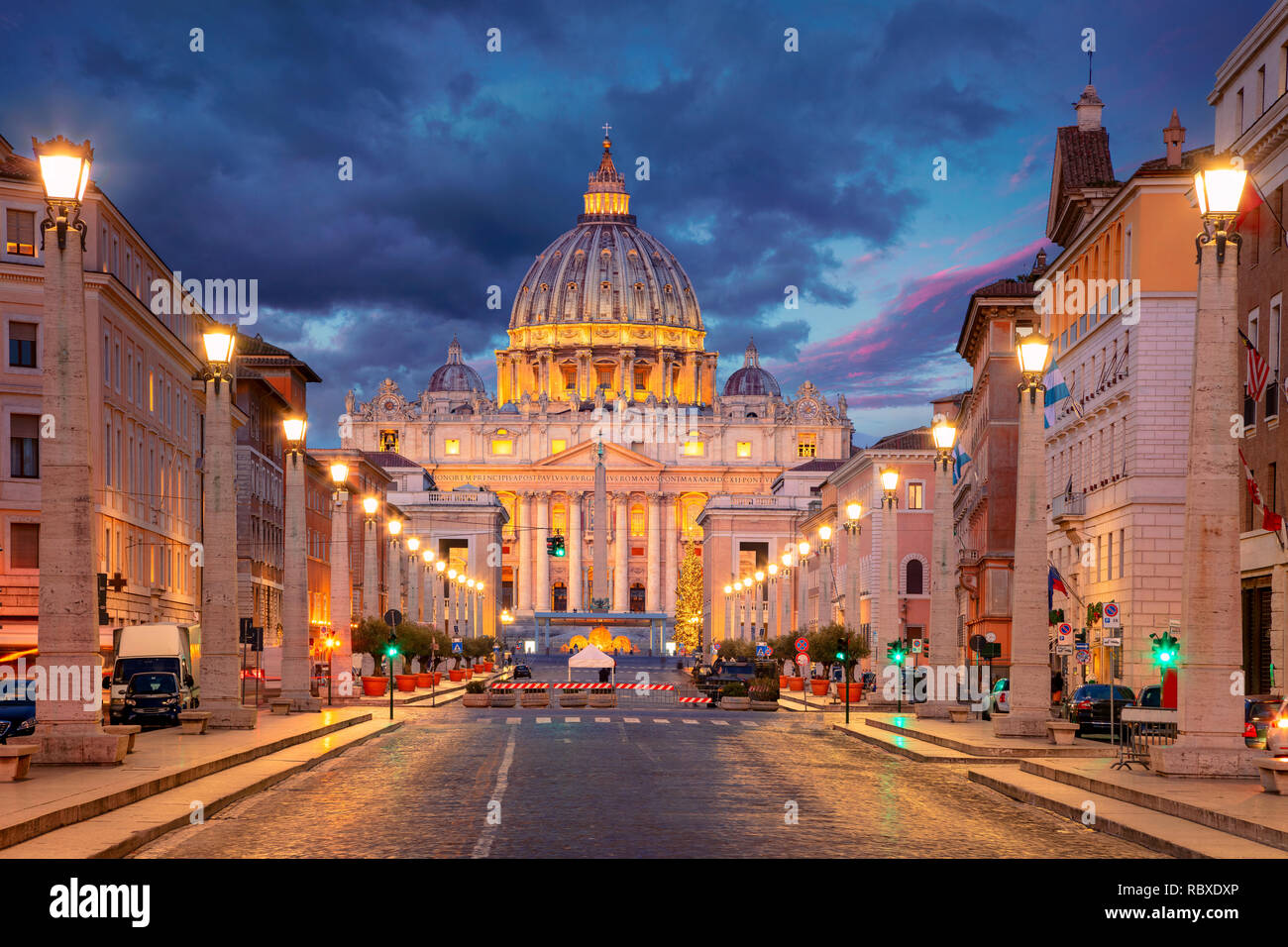 Rome, la Cité du Vatican. Cityscape image d'allumé la Basilique Saint Pierre et la Via della Conciliazione, Cité du Vatican, Rome, Italie. Banque D'Images