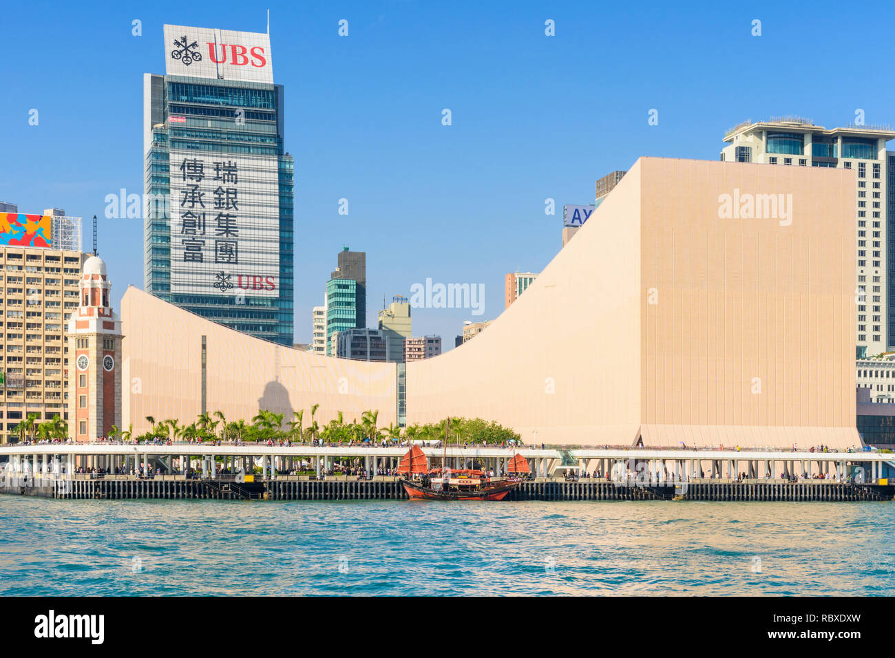 Centre Culturel de Hong Kong, et de l'horloge donnent sur le quai public de Kowloon et mouillée à Dukling junk boat, Tsim Sha Tsui, Kowloon, Hong Kong Banque D'Images