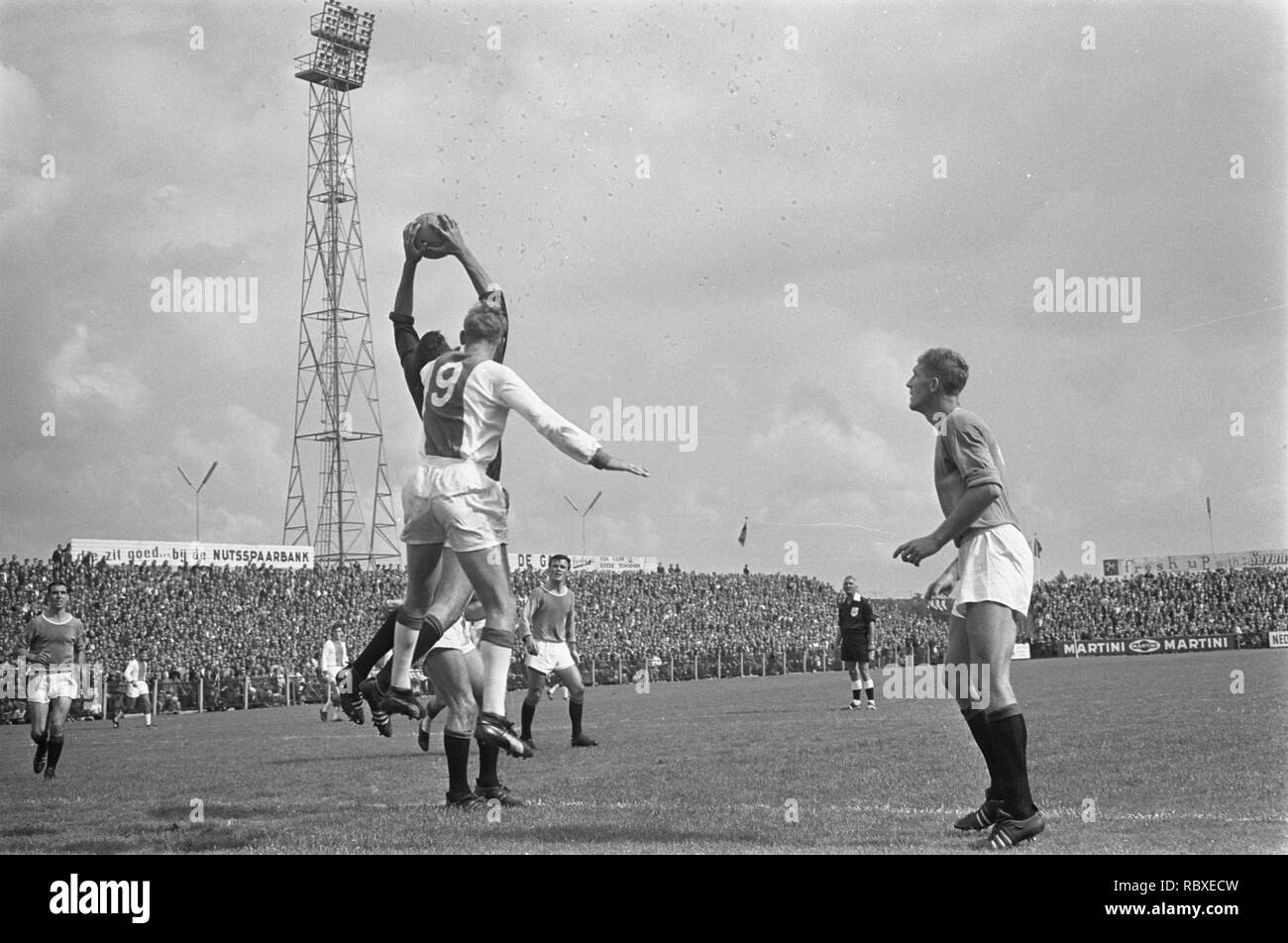 Ajax 2-1 ADO tegen, keeper Thie dans Nuninga duel rencontré Klaas, Bestanddeelnr 916-8211. Banque D'Images