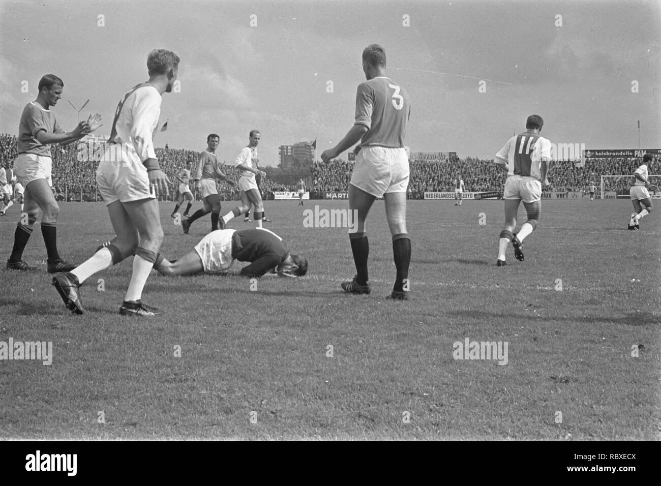Ajax 2-1 ADO tegen, keeper Thie kwam botsing dans Nuninga Bestanddeelnr rencontré Klaas, 916-8212. Banque D'Images