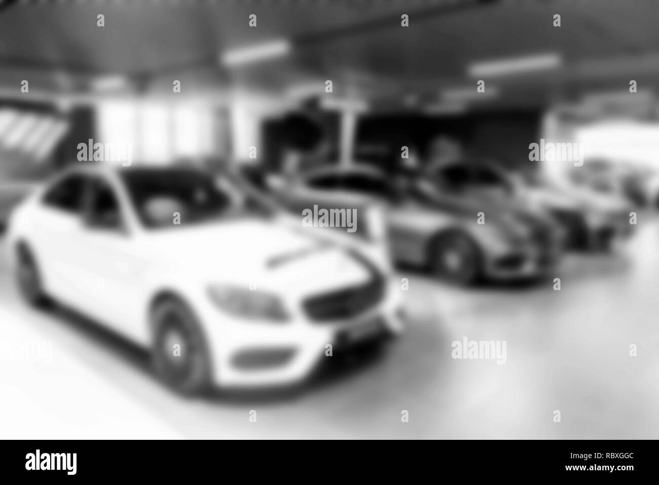 Concessionnaire automobile floue bokeh background boutique. Les voitures la foudre. Blur concept flou d'arrière-plan de transport concessionnaire showroom. Floue. Le noir et blanc Banque D'Images