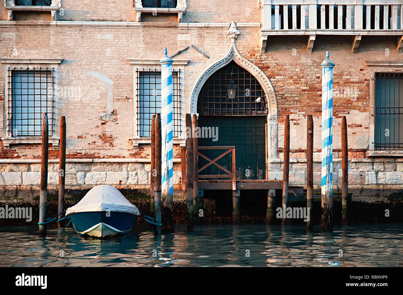 Détail de l'avis d'un ancien palais vénitien avec un bateau en stationnement. Photo prise depuis un bateau de tourisme sur le Grand Canal à Venise, Italie. Banque D'Images