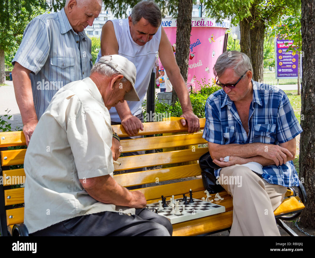 Voronezh (Russie - le 12 août 2018 : partie d'échecs prend place sur un banc de parc avec la participation des spectateurs Banque D'Images