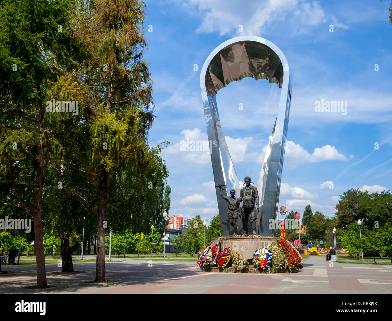 Voronezh (Russie - le 12 août 2018 : Monument 'Voronej - la patrie des forces aéroportées, parc' 'Arena de la ville de Voronezh Banque D'Images