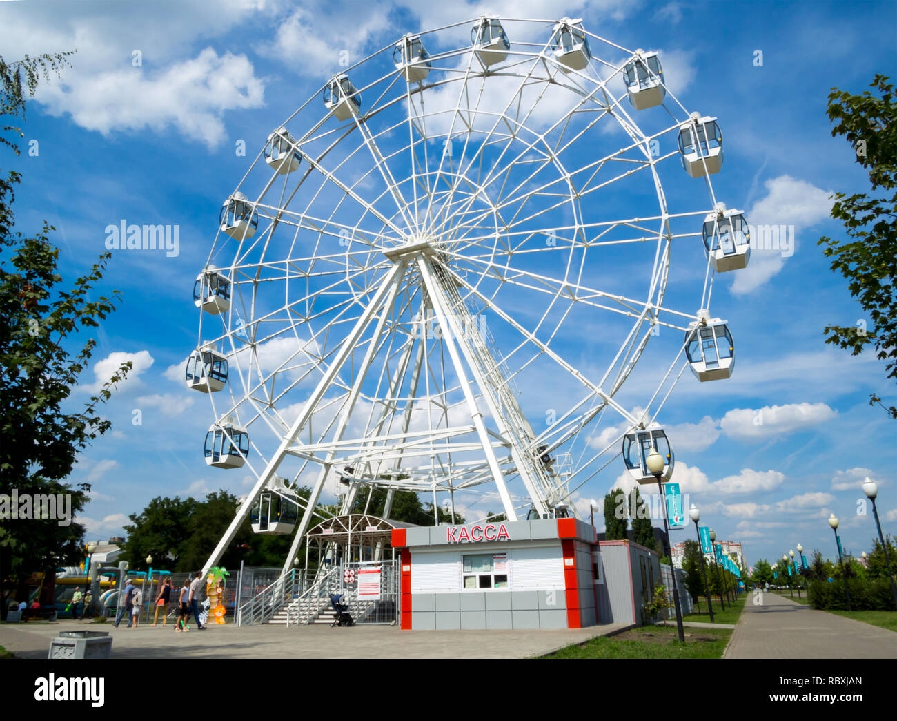 Voronezh (Russie - le 12 août 2018 : la grande roue dans le parc 'Arena', la ville de Voronej Banque D'Images