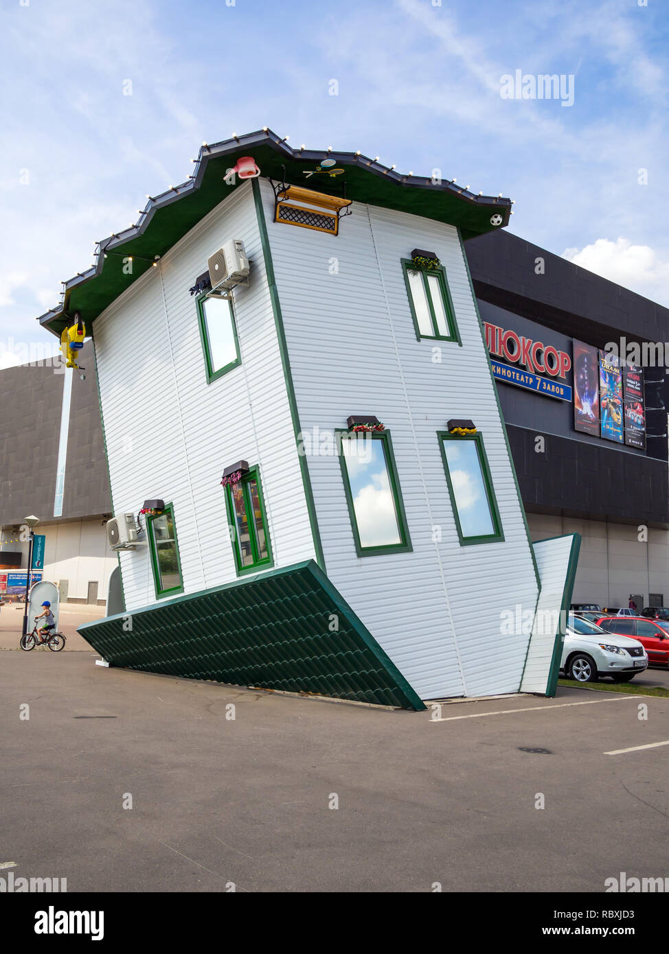 Voronezh (Russie - le 12 août 2018 : 'Chambre à l'envers' - une attraction dans le parc 'Arena', la ville de Voronej Banque D'Images