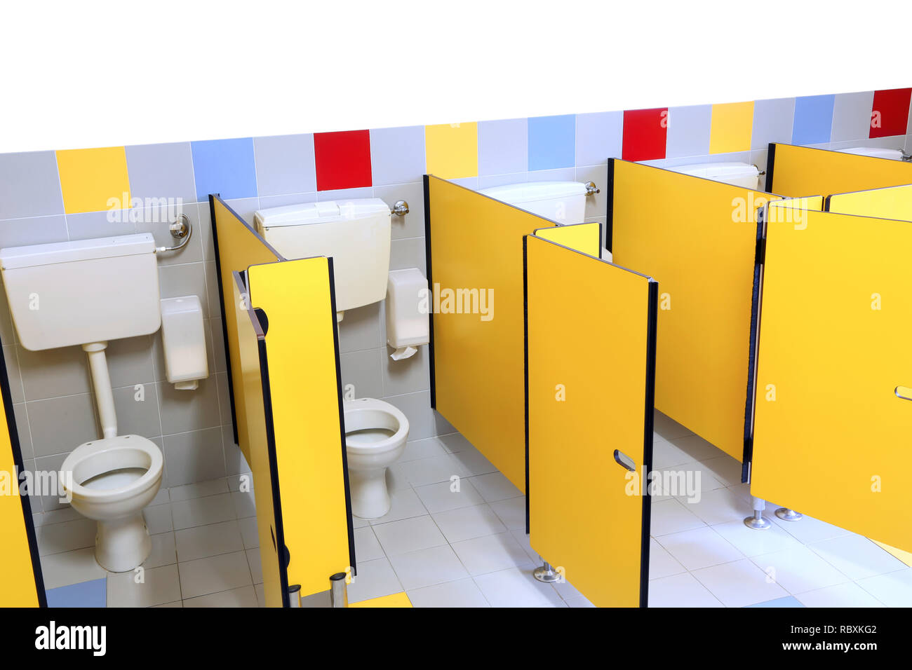 Petites cabines avec wc et petites portes jaunes d'une école maternelle de  bains Photo Stock - Alamy