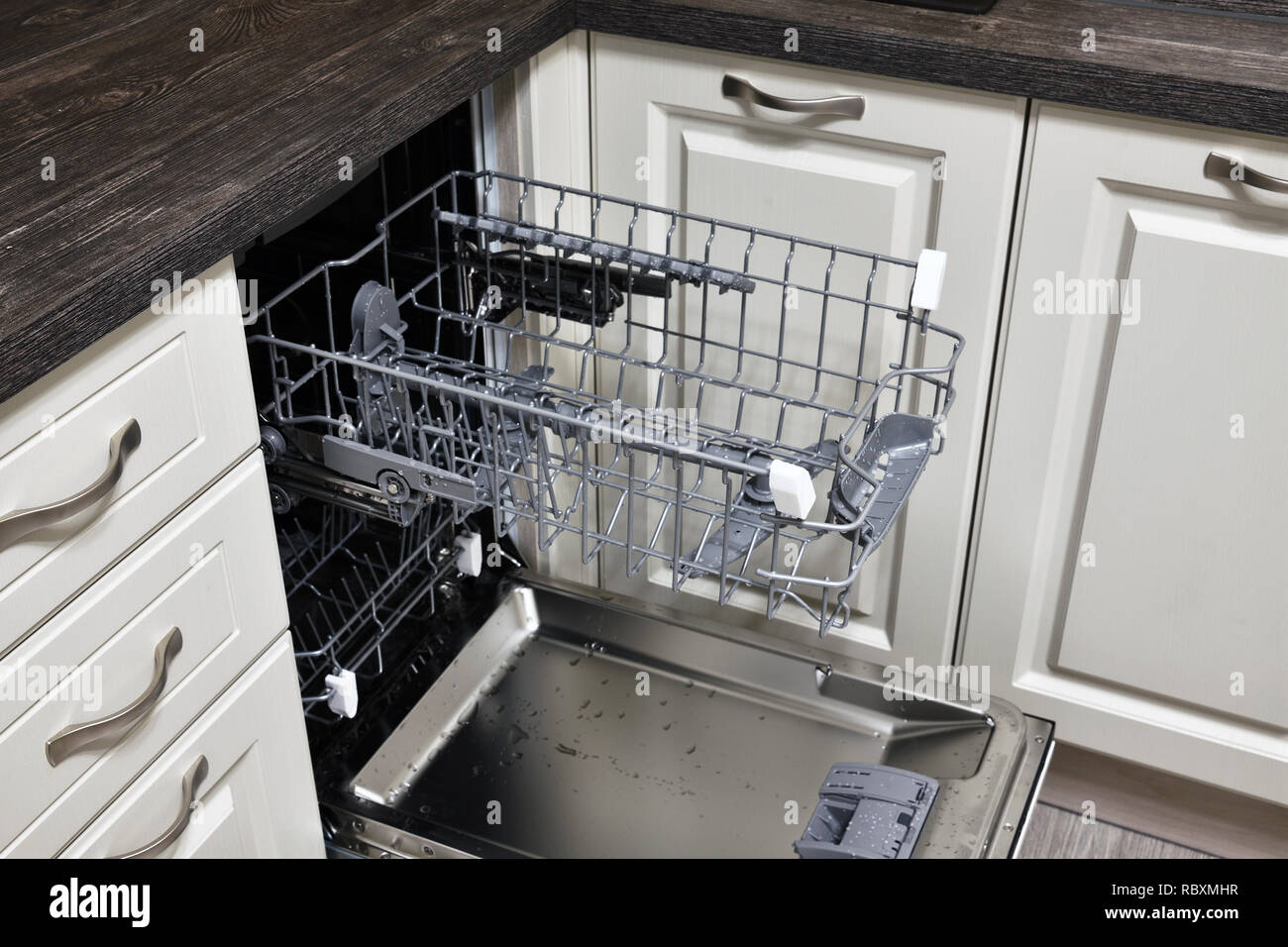 Ouvrir le lave-vaisselle intégré dans la cuisine Banque D'Images