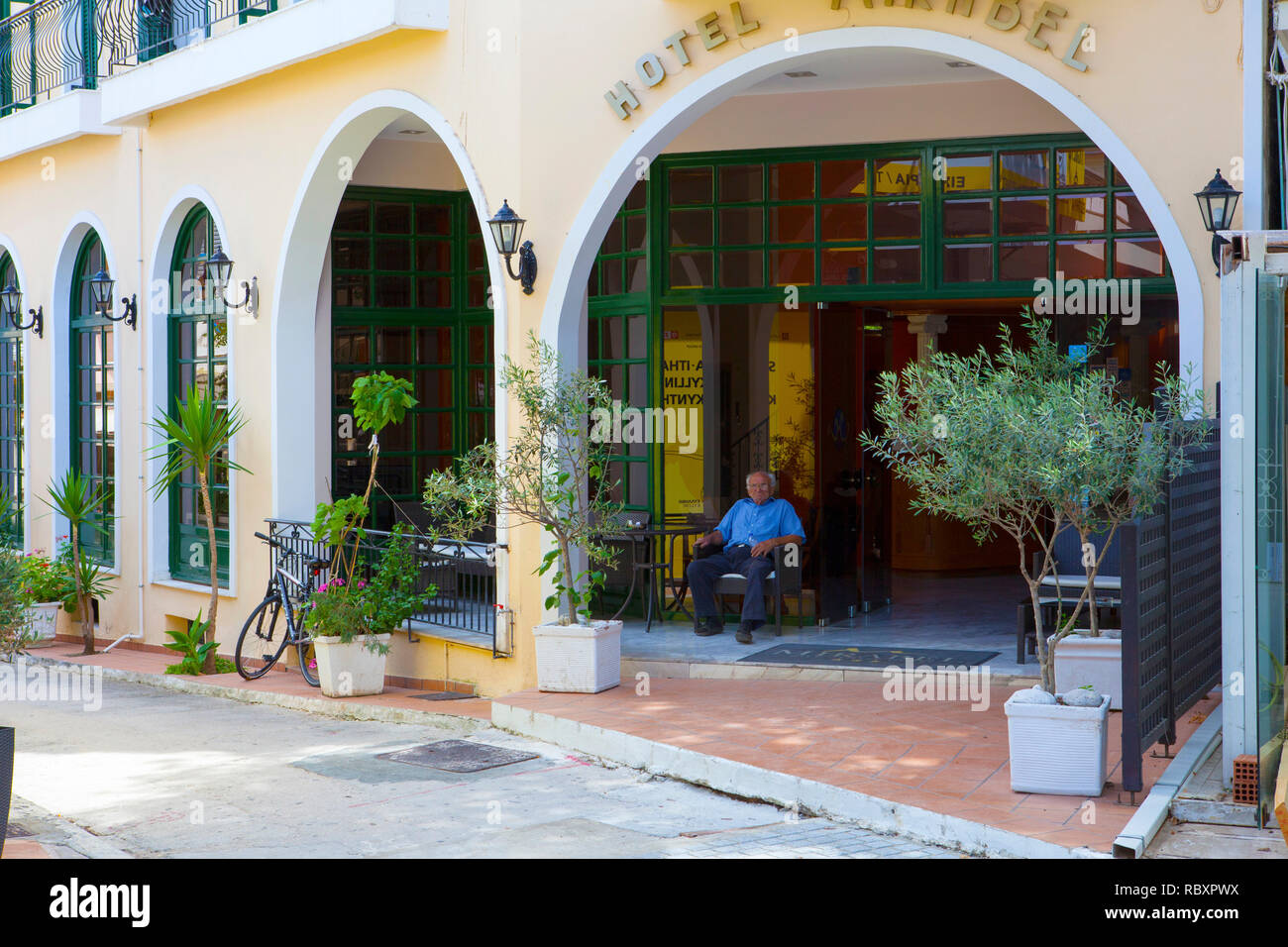 Monsieur âgé à l'extérieur de l'hôtel Mirabel, Argostoli, Kefalonia, Grèce, juillet. Banque D'Images