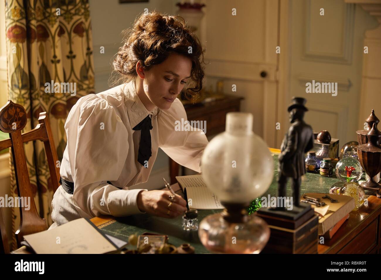 Titre original : COLETTE. Titre en anglais : COLETTE. Année : 2018. Directeur : Laver Westmoreland. Stars : Keira Knightley. Credit : BOLD FILMS / Album Banque D'Images